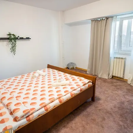 Apartment Center With Skyline View *